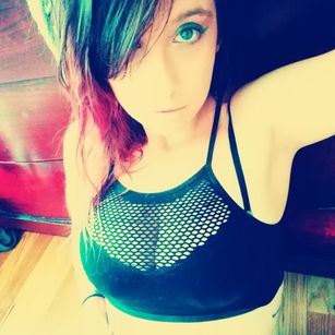 Model - Layla Lush brunette