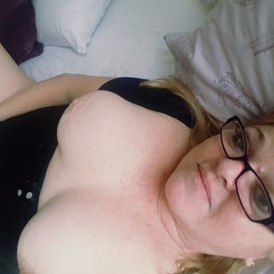 Model - Australian Samantha Gee mature