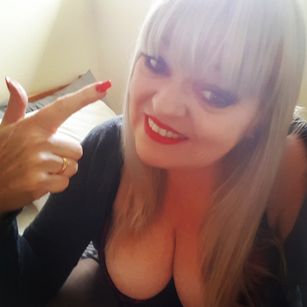 Model - Australian Samantha Gee redlips