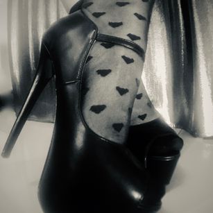 Model - MistressHotwifeVenus fetish