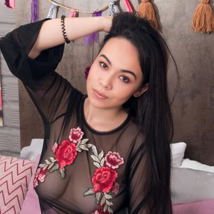 Model - KattieSantorini cam