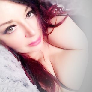 Model - ChellieDD horny