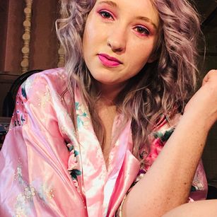 Model - Lucy London ass