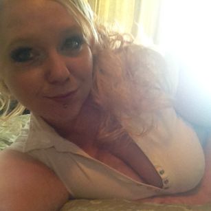 Model - Molly cumdumpster