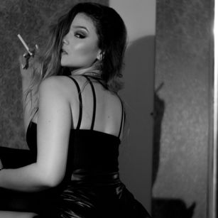 Model - Loren Queen curvy