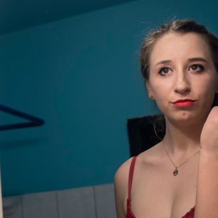 Model - ElleBooty cum