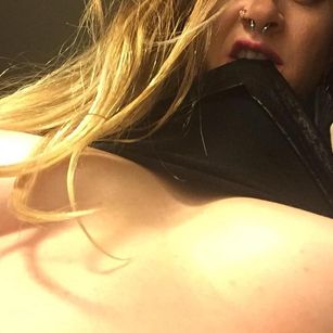 Model - Arya Arka fingering