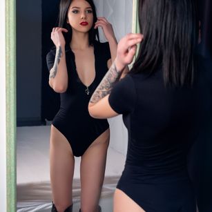 Model - MayaEvans pussy