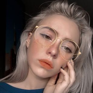 Model - Julia orgasm