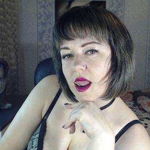 Model - BIGTITSJULIA masturbation