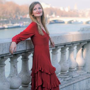 Model - Tantalising classy