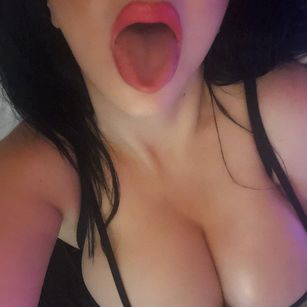 Model - ChellieDD horny