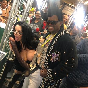 Model - ChellieDD horny