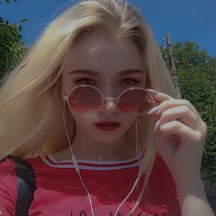 Model - Julia orgasm