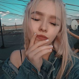 Model - Julia orgasm