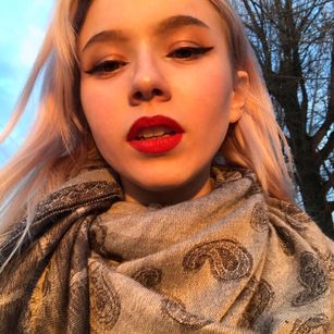 Model - Julia orgasm