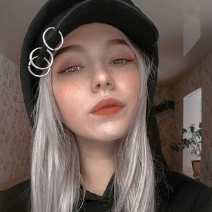 Model - Julia orgasm