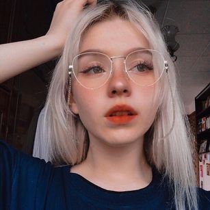 Model - Julia orgasm