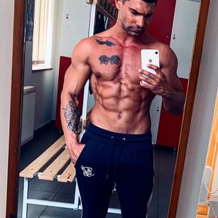 Model - StarGuyzz handjob