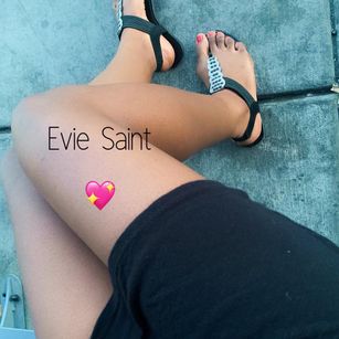 Model - Evie Saint feet