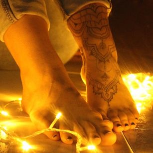 Model - Sari Mar feet