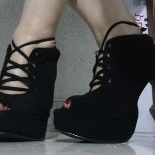 Model - Sarah deepthroat