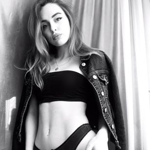 Model - Vlada Jewel stockings