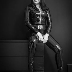 Model - AMBER brunette