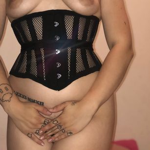 Model - Rosemary horny