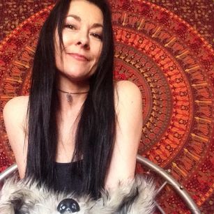 Model - Miss Darcy brunette