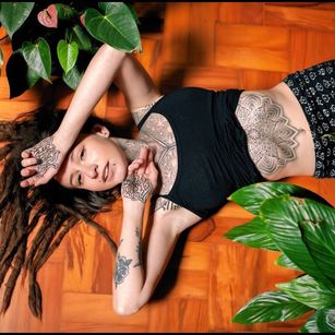 Model - Luna Vitali piercing