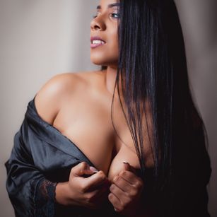 Model - Valerie Green latina