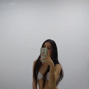 Model - Selena_Ward spitting