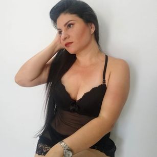 Model - SARA COLLINS elegante