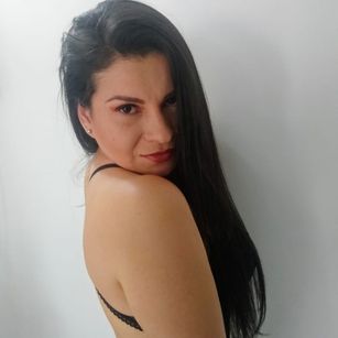 Model - SARA COLLINS glamorosa