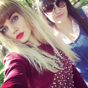 Model - Sasha and Vika Kiss feet