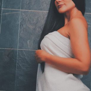 Model - CARLA BROWN showoil