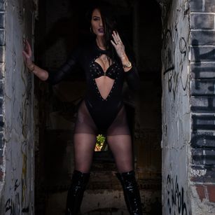 Model - Domme Cruella blueeyes