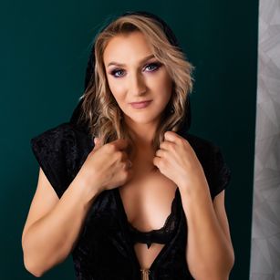 Model - AnaisStone striptease