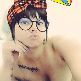 Model - Mak touching