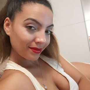 Model - juliacuty smoking