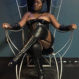 Model - Atomic Ana Algos boots