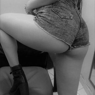 Model - GoldieAnna horny