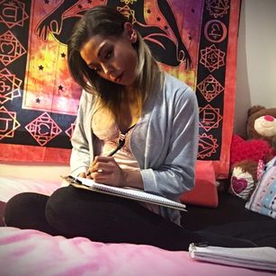 Model - RyleiRae Cummings Blonde