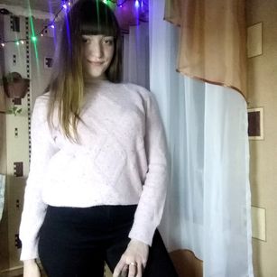 Model - Gentli Lilly striptease