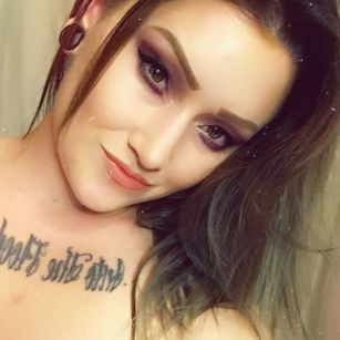 Model - Roxie Lovesick horny