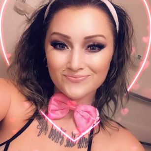 Model - Roxie Lovesick smoking