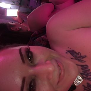 Model - Roxie Lovesick horny