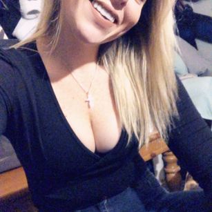 Model - Donna Dahlia hotdonna