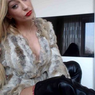 Model - Queen Carmen toys